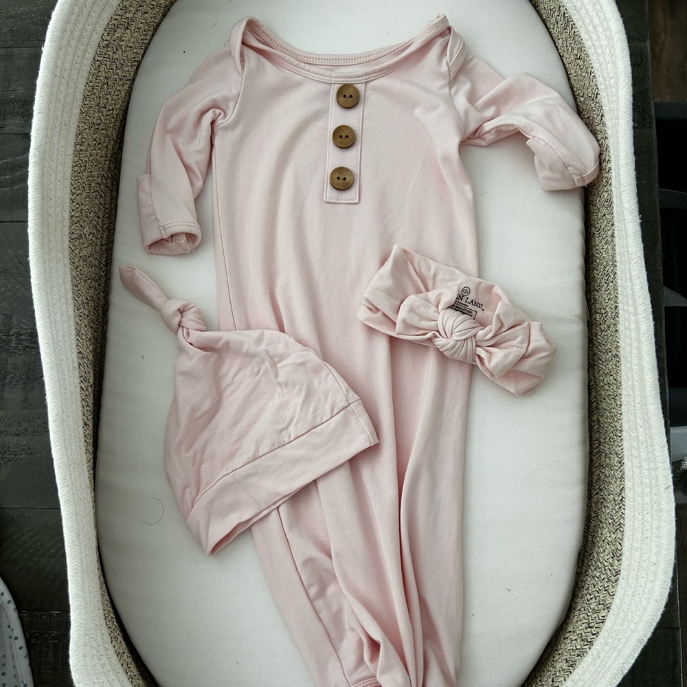 Caden Lane Bamboo Gown, Hat, and Bow (Blush)